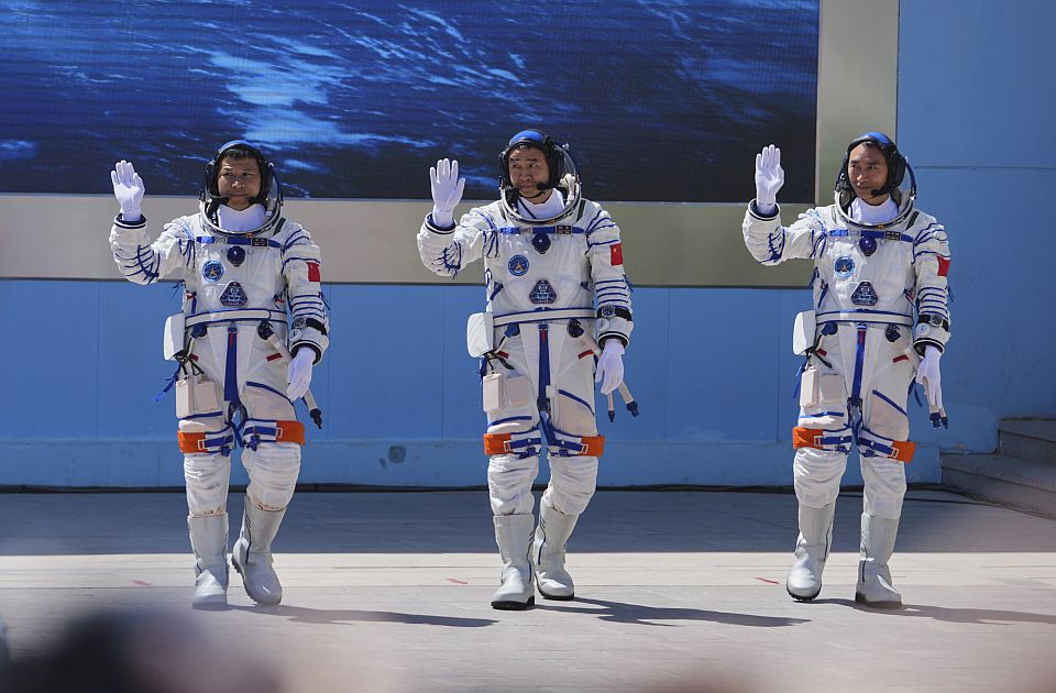 VIDEO: Kina poslala tri astronauta u svemir