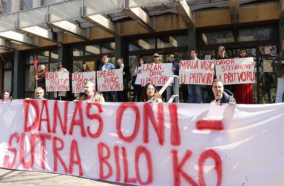 Poruke uhapšenih novosadskih aktivista: Nismo pripremali rušenje države, vidimo se uskoro Poruke uhapšenih novosadskih aktivista: Nismo pripremali rušenje države, vidimo se uskoro