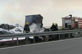 VIDEO Šleper izgoreo u sudaru dva kamiona na autoputu ka Šimanovcima, saobraćaj obustavljen