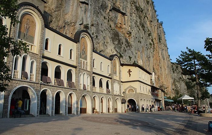 Amfilohije na liturgiji u Ostrogu: Najbolja vakcina protiv virusa je Sveti Vasilije