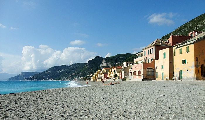 Italija otvara plaže, razdaljina između suncobrana najmanje pet metara