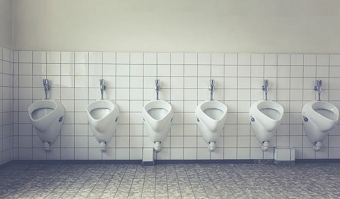 Čišćenje javnih toaleta u Džakarti kazna za nepoštovanje propisa o virusu korona