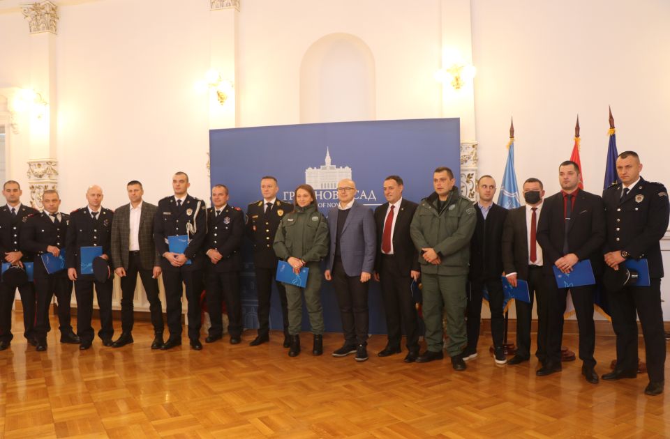 FOTO, VIDEO: Nagrađeni novosadski vatrogasci i policajci, nisu smeli da pričaju sa novinarima