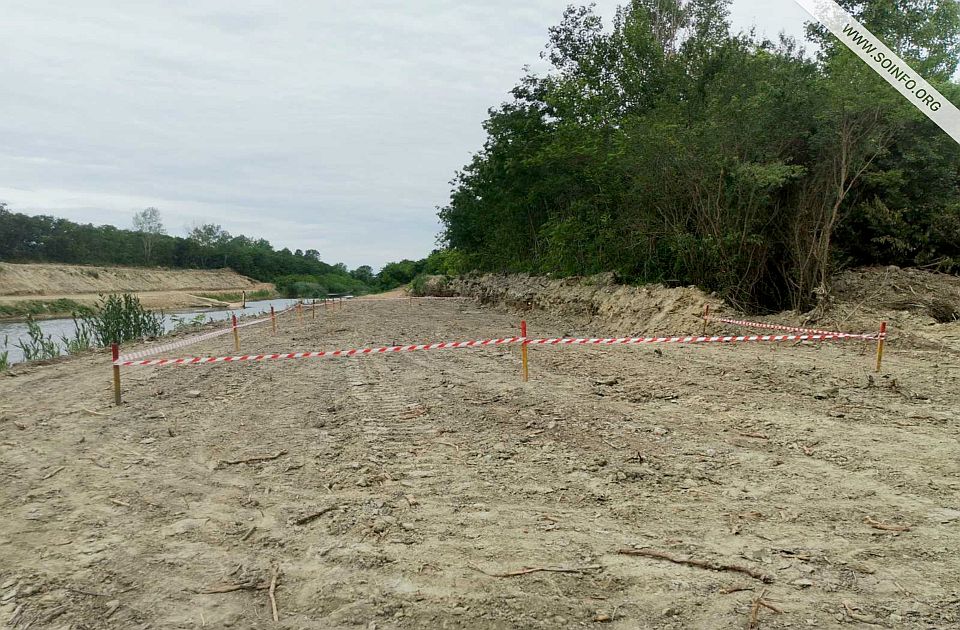 Čišćenje obale Velikog bačkog kanala u Somboru ili priprema za ograđivanje prostora?