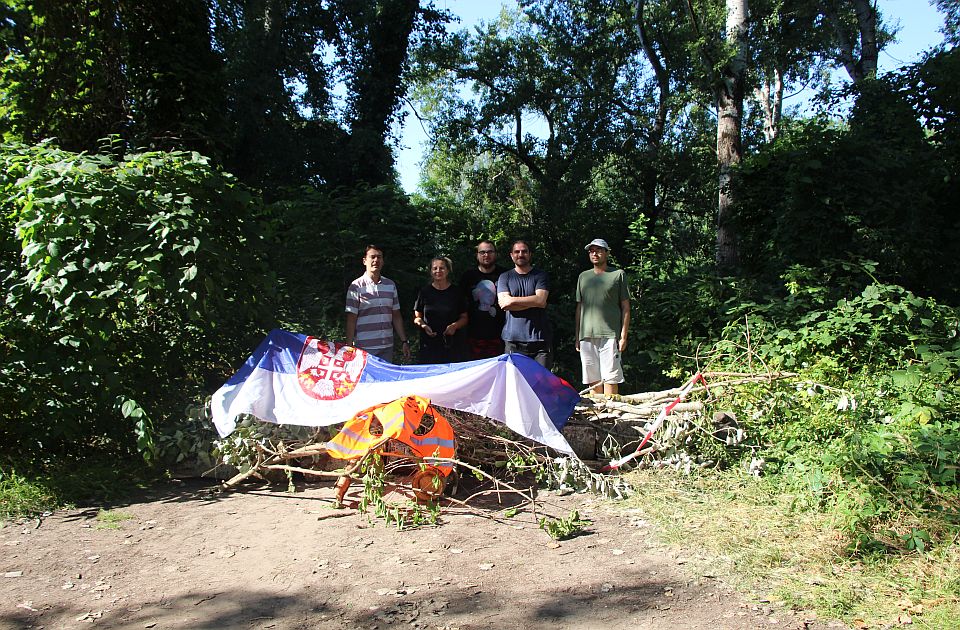 FOTO: Aktivisti prenoćili na Šodrošu, blokirali jedan od prilaza i organizovali celodnevna dežurstva