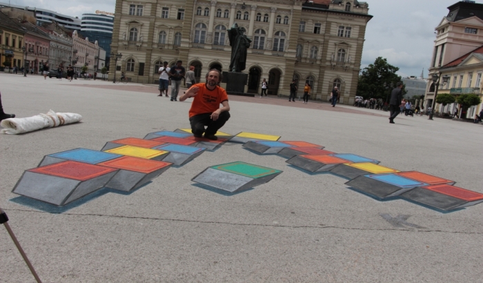 FOTO: Novosadski umetnik naslikao 3D crtež na Trgu slobode