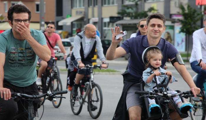 FOTO: "Kritična masa" se provozala Novim Sadom, biciklisti obeležili Međunarodni dan bicikla