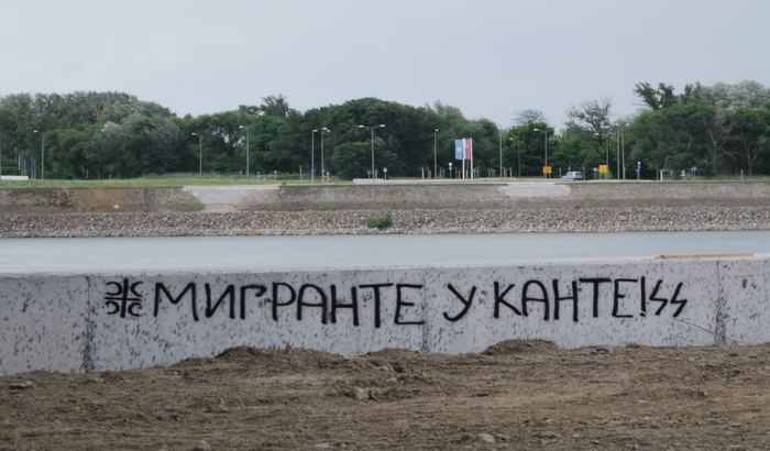 FOTO, VIDEO: Kod Žeželjevog mosta ispisan grafit mržnje prema migrantima 