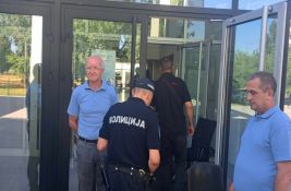 Studenti Filozofskog fakulteta proveli noć u Rektoratu: Blokiraju zgradu do daljeg, otišla policija