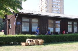 FOTO Odloženo iseljenje humanitarnog centra na Novom naselju: Zamenili im bravu, ne mogu da uđu 