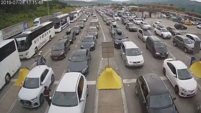 FOTO: Ogromne gužve na graničnim prelazima, na Gradini zatvoren saobraćaj