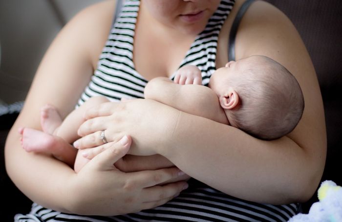 Novopečene mame potroše više od 1.400 sati brinući da li je beba zdrava
