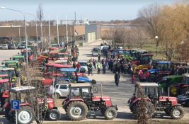 Protest poljoprivrednika u Srbobranu, 50 traktora blokira opštinsku zgradu