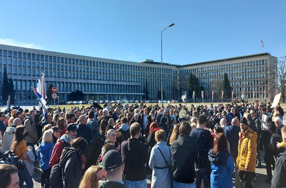 VIDEO: Završen protest ekoloških aktivista - jednog učesnika auto "nosio" na haubi