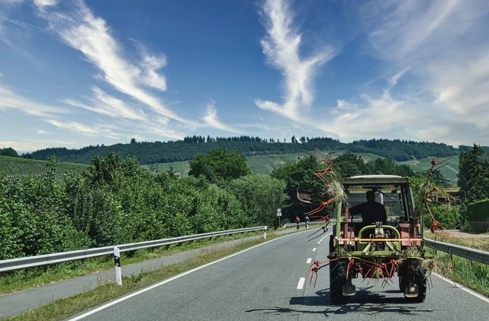 Pojačana kontrola traktora i traktorista - da li voze pijani, da li su dobro osvetljeni...