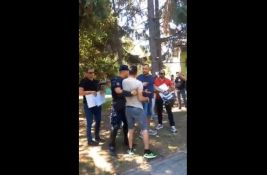 VIDEO Incident u Bačkom Petrovcu: Nepoznati muškarci pocepali izložbu fotografija sa protesta