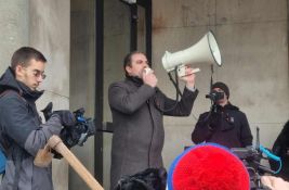 VIDEO: Uvrede upućene poslaniku PSG Radivoju Jovoviću ispisane u delu grada u kom živi