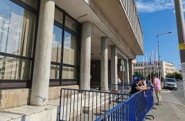 Pred sednicu: Ograde ispred Skupštine Novog Sada, policija bez pune opreme