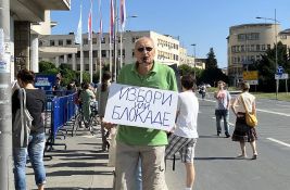 UŽIVO Pred sednicu: Ograde ispred Skupštine Novog Sada, policija bez pune opreme, tu su i građani
