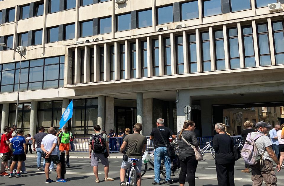 UŽIVO Policija i građani ispred Skupštine Novog Sada, Mićin ponovo o odluci o spomeniku 
