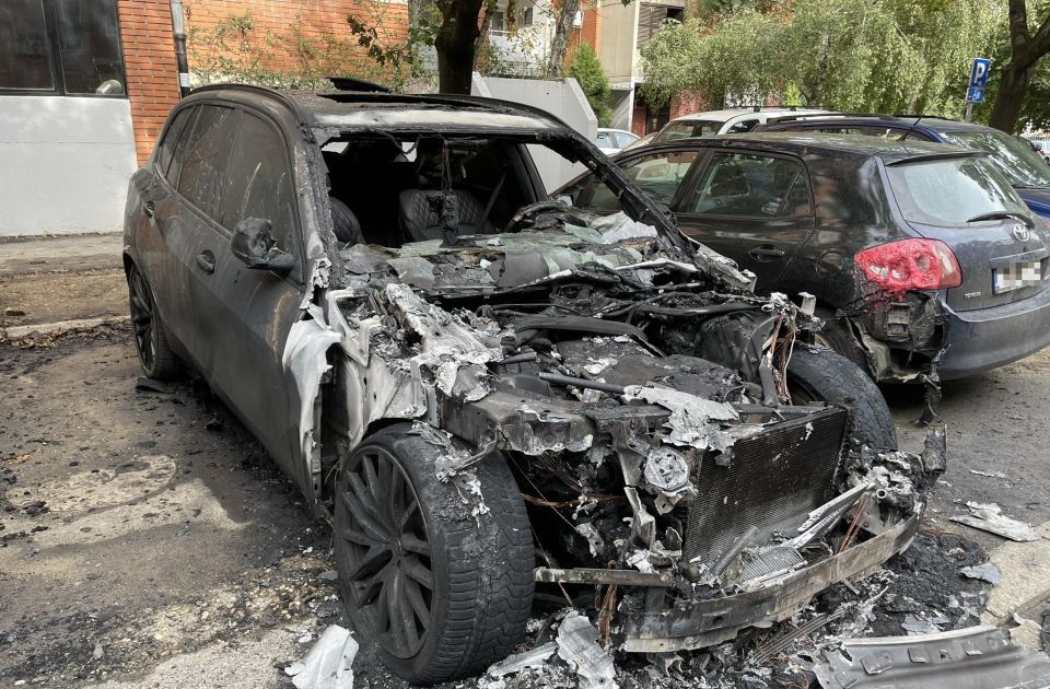 FOTO: Potpuno izgoreo BMW na parkingu na Limanu, vatra zahvatila i susedna vozila
