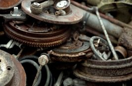Krivična prijava protiv Pančevca zbog opasnih materija: U dvorištu i na ulici napravio auto-otpad