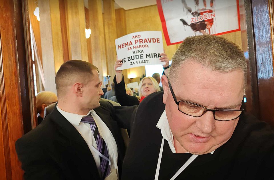 Novinari kao taoci u Skupštini Vojvodine - sramno ponašanje pokrajinske vlasti