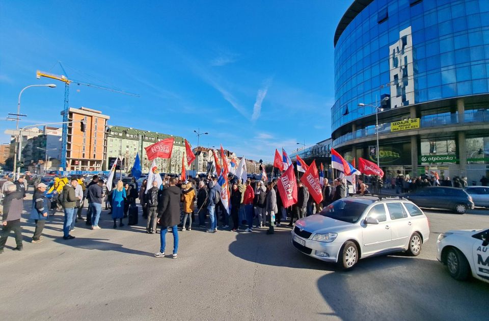 FOTO, VIDEO: Desničari blokirali raskrsnicu kod Novosadskog sajma u znak protesta protiv pritisaka