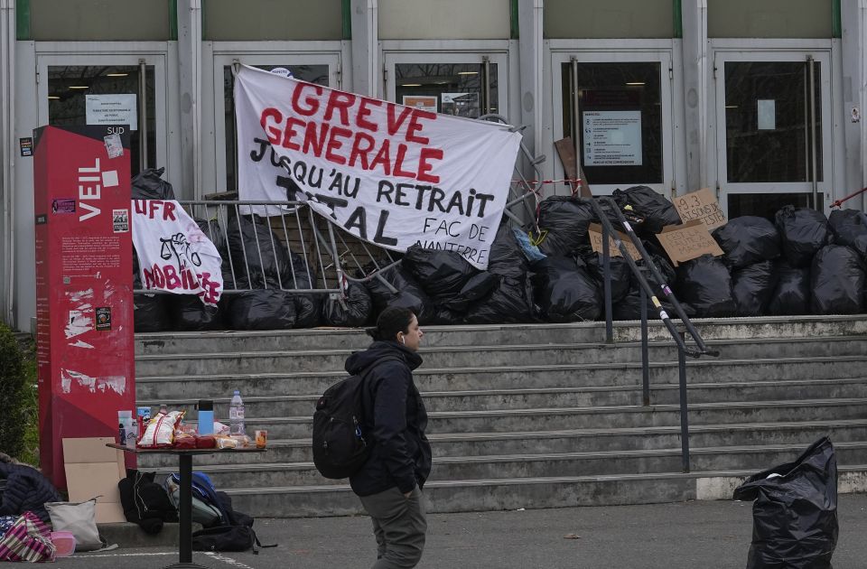 Ekstremna desnica u Francuskoj predložila izglasavanje nepoverenja Vladi 