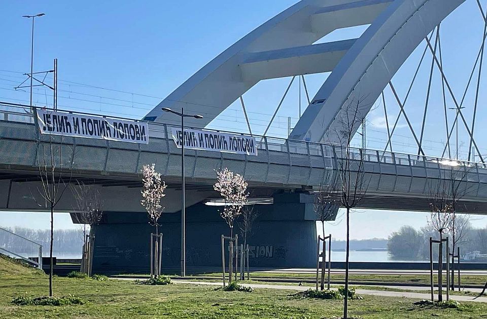 FOTO: Nakon "preleta" članova POKS-a u SNS, osvanuli transparenti protiv Jelića i Popića 