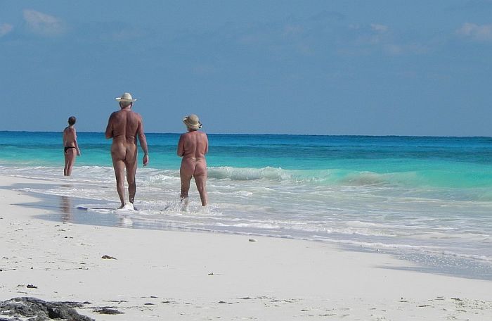 Nudistima u letovalištu zbog korone naređeno da nose maske