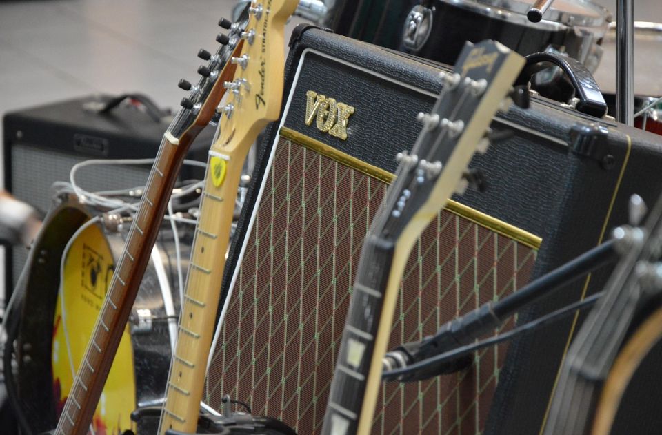 Japanac godinama bukom terorisao komšije, policija mu zaplenila 40 gitara i pojačala