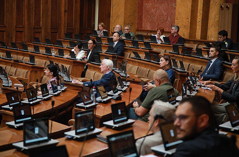 "Vlasnik pečenjare direktor EPS-a" i "sive strukture" SNS: Burna rasprava u Skupštini Srbije