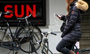 Holandija zabranjuje upotrebu mobilnih na biciklima