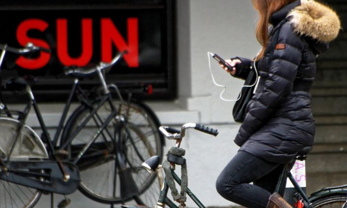 Holandija zabranjuje upotrebu mobilnih na biciklima