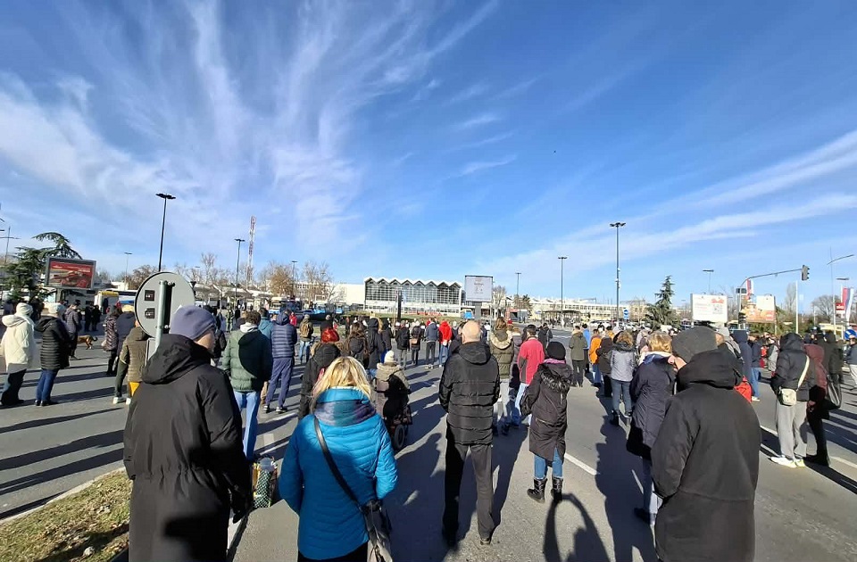 FOTO, VIDEO Sa 16 minuta tišine kod Železničke stanice u Novom Sadu obeleženo 14 meseci od pada nadstrešnice