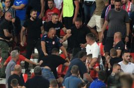MUP ćuti: Huligani pred Žandarmerijom tukli ljude na utakmici, nadležni ni reč o tome