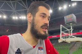 FOTO Uvredljive poruke ispisane na ulazu u zgradu u kojoj živi košarkaš Nikola Kalinić