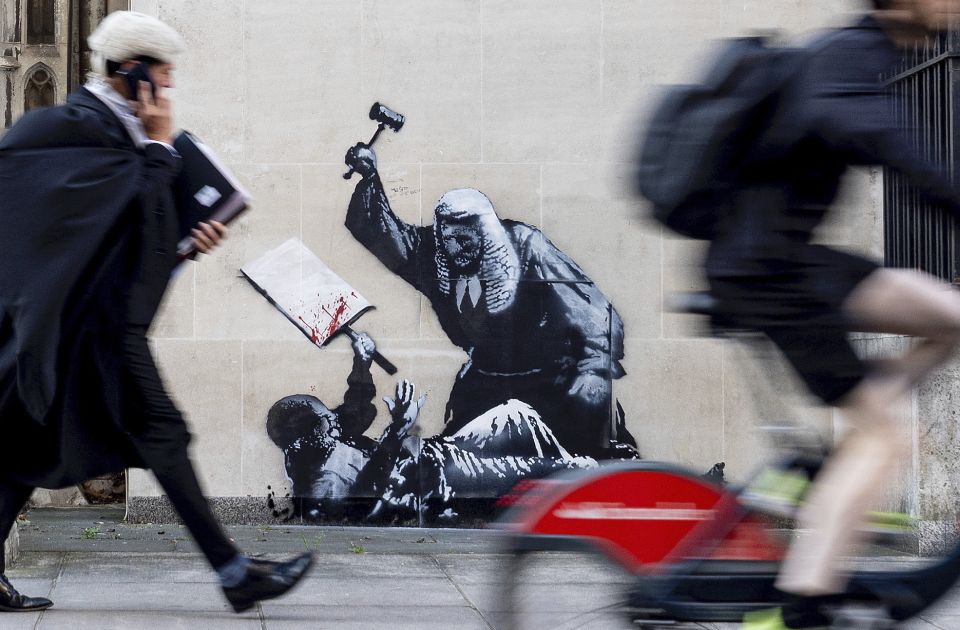 FOTO, VIDEO: Benksijev mural kako sudija tuče čekićem demonstranta uklonjen sa suda u Londonu