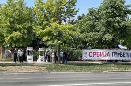Napadnut novinar ispred štandova SNS u Zrenjaninu: Oglasio se UNS