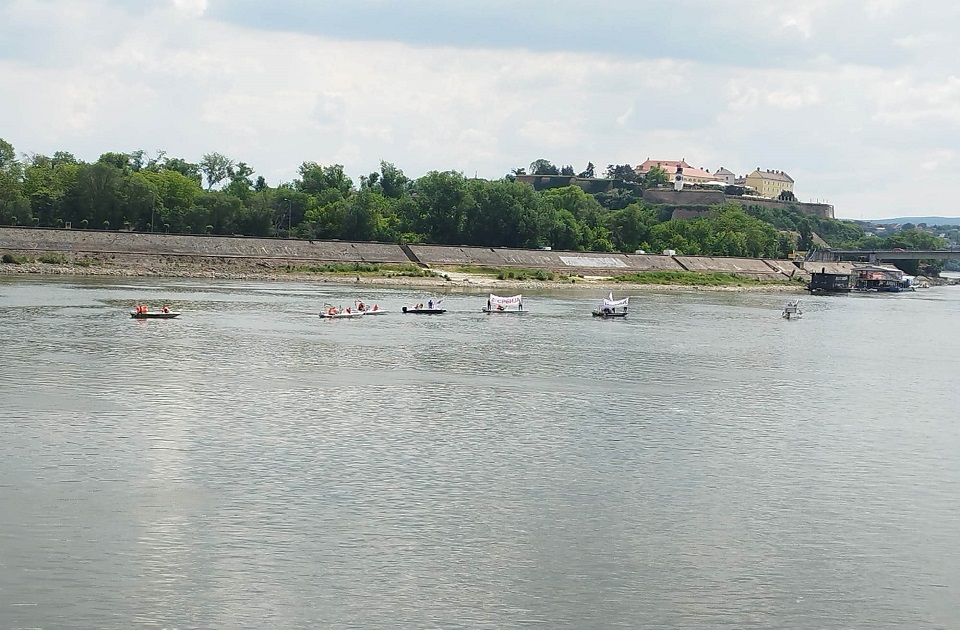 Nekoliko plovila sa porukom 