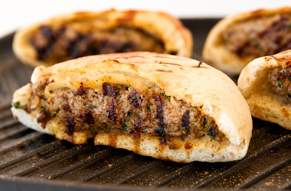 VIDEO Skoro kao pljeskavice ili ćevapi u lepinji: Arajes - hrskavi bliskoistočni pita-sendvič sa mesom 