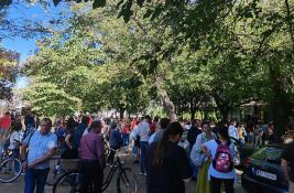 FOTO, VIDEO: Građani ispred novosadskog suda na skupu podrške studentu Bogdanu Jovičiću
