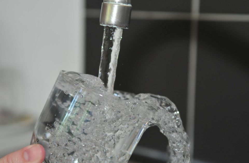 Gubici vode i dalje veliki: Više od 50 odsto vode nestaje u mreži tri vodovodna preduzeća u Srbiji