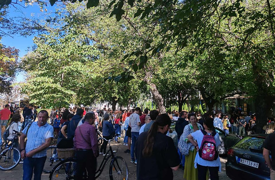 FOTO, VIDEO: Građani ispred novosadskog suda na skupu podrške studentu Bogdanu Jovičiću