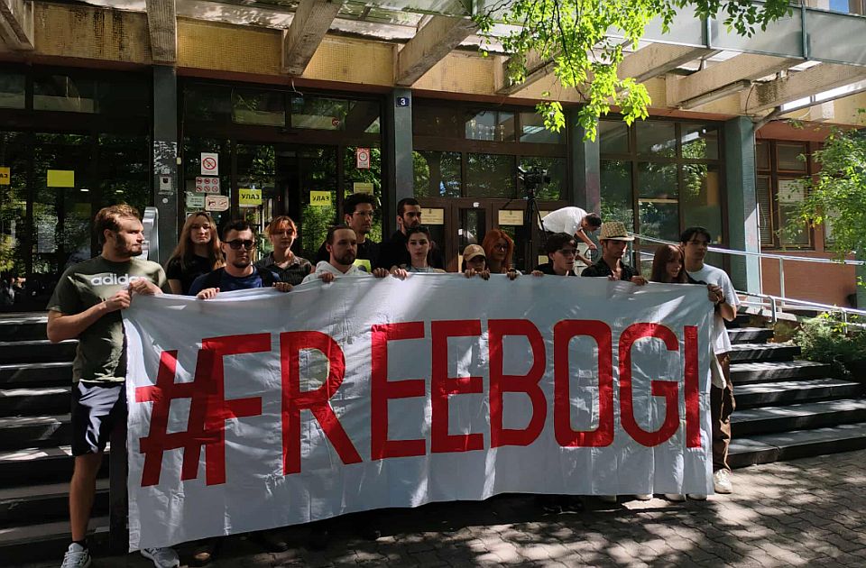 FOTO, VIDEO: Skup podrške studentu Bogdanu Jovičiću ispred novosadskog suda, razvijen transparent 