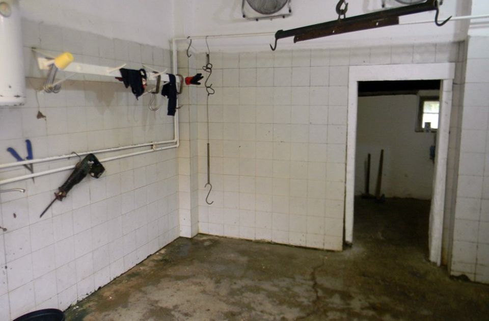 FOTO Otkrivena nelegalna klanica u Ratkovu: Zaplenjeno 30 tona mesa, jedna osoba uhapšena, za drugom se traga