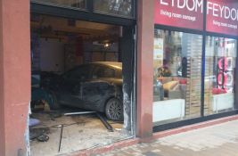 FOTO, VIDEO: Automobilom uleteo u salon nameštaja na Podbari