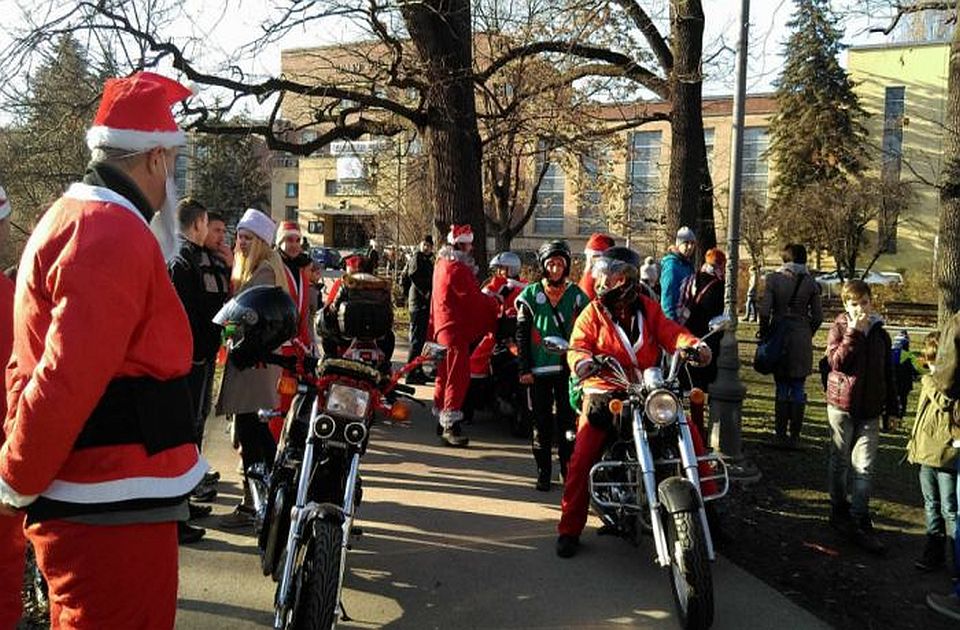 Moto Deda Mrazovi 26. decembra dele poklone i slatkiše malim Novosađanima