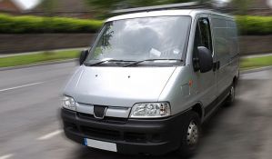 Zrenjanin: Ukrali kombi i sleteli sa puta